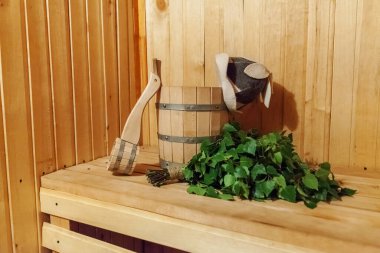 İç detayları Geleneksel sauna aksesuarları havzası huş süpürgekepçe keçe şapka ile Fin sauna buhar odası. Geleneksel eski Rus hamamı Spa Concept. Kır köyü banyo konseptini rahatlatın