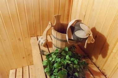 İç detayları Geleneksel sauna aksesuarları havzası huş süpürgekepçe keçe şapka ile Fin sauna buhar odası. Geleneksel eski Rus hamamı Spa Concept. Kır köyü banyo konseptini rahatlatın
