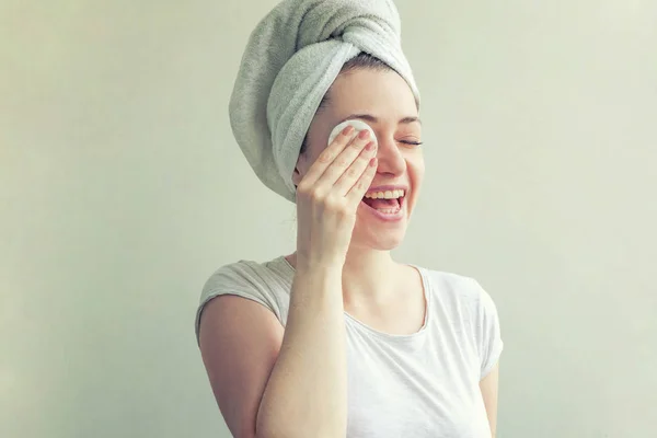 Ομορφιά Πορτρέτο Του Χαμογελαστού Γυναίκα Πετσέτα Στο Κεφάλι Μαλακό Υγιές — Φωτογραφία Αρχείου