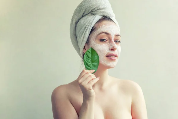 Retrato Beleza Mulher Toalha Cabeça Com Máscara Nutritiva Branca Creme — Fotografia de Stock
