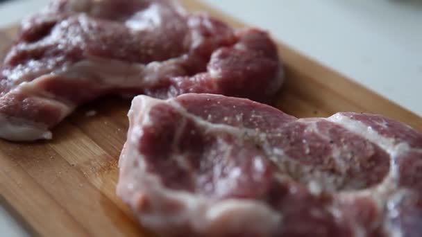 Chef Pepering Carne Sul Tagliere Legno Cucina Professionale Vista Dall — Video Stock