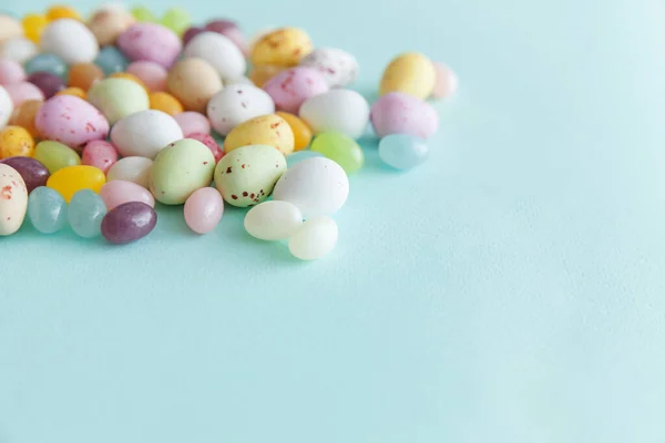 Frohe Ostern Vorbereitung Auf Den Urlaub Osterbonbons Schokoladeneier Und Quallen — Stockfoto