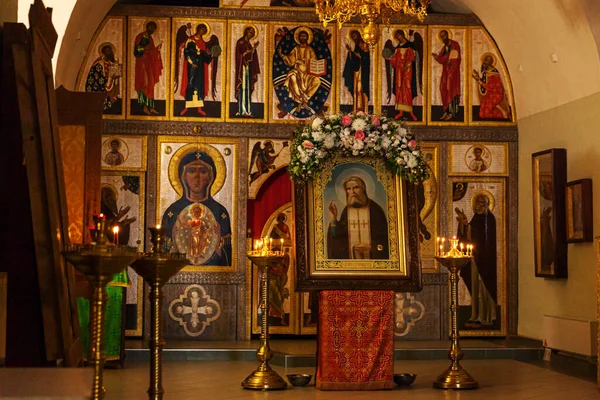 正教会 キリスト教 イースターイブやクリスマスに伝統的な正教会で燃えるキャンドルやアイコンとお祭りのインテリア装飾 宗教信仰のシンボル — ストック写真