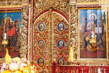 Ortodoks Kilisesi. Hıristiyanlık. Paskalya arifesinde veya Noel 'de geleneksel Ortodoks Kilisesi' nde mum ve ikon yakarak şenlikli iç dekorasyon. Din inancı dua sembolü