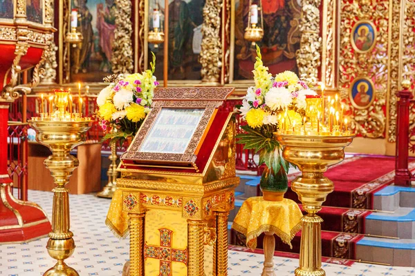 Orthodoxe Kerk Christendom Feestelijke Interieurdecoratie Met Brandende Kaarsen Icoon Traditionele — Stockfoto