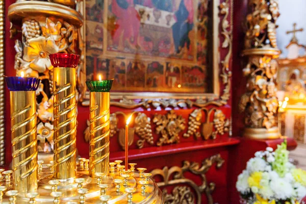 Orthodoxe Kerk Christendom Feestelijke Interieurdecoratie Met Brandende Kaarsen Icoon Traditionele — Stockfoto