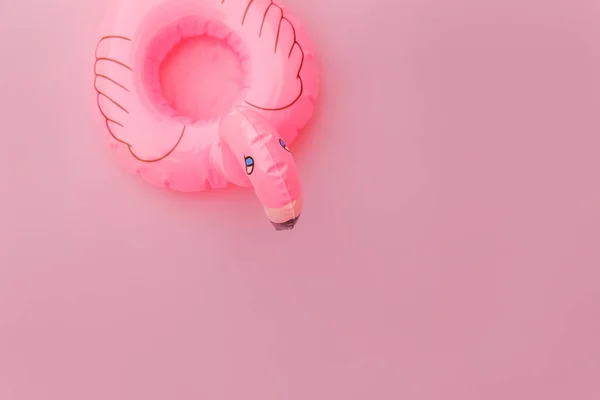 Zomer strand compositie. Simpelweg minimaal ontwerp met opblaasbare flamingo geïsoleerd op pastelroze achtergrond. Pool float party, trendy celebrity fashion concept. Flat lay bovenaanzicht kopieerruimte. — Stockfoto