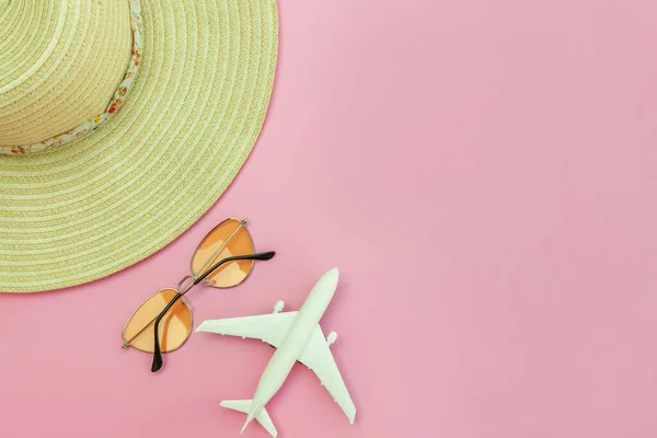 Composizione spiaggia estiva. Minimal semplice giaceva piatto con occhiali da sole piano e cappello isolato su sfondo rosa pastello. Vacanza viaggio avventura concetto di viaggio. Spazio di copia vista dall'alto . — Foto Stock