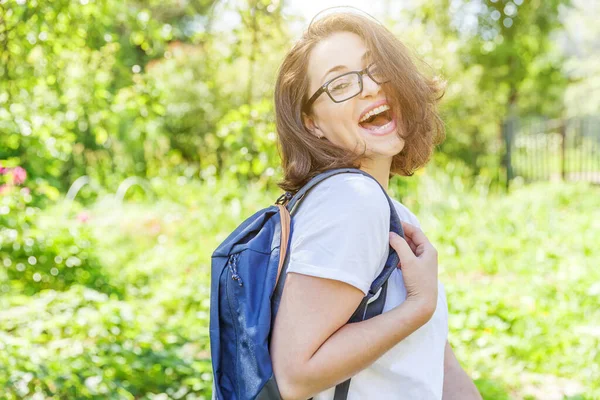 Menina Estudante Positiva Bonita Feliz Óculos Com Mochila Sorrindo Fundo — Fotografia de Stock
