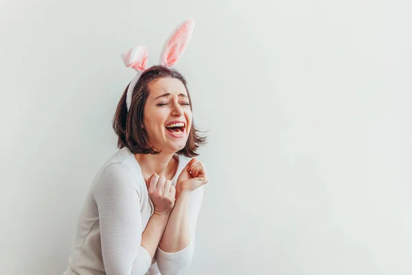 ハッピーイースターのお祝い春のコンセプト 白い背景にウサギの耳を身に着けている若い女性 休日の準備 女の子は幸せそして興奮しているイースターの日に楽しんで — ストック写真