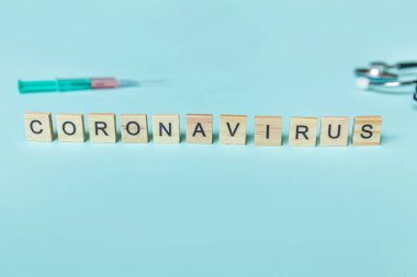 Yazılı ifade Coronavirus ve mavi pastel arka planda şırınga. Roman Coronavirus 2019-nCoV, MERS-Cov orta doğu solunum sendromu Coronavirüs kökenli Wuhan, Çin