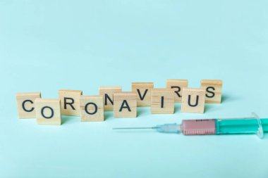 Yazılı ifade Coronavirus ve mavi pastel arka planda şırınga. Roman Coronavirus 2019-nCoV, MERS-Cov orta doğu solunum sendromu Coronavirüs kökenli Wuhan, Çin