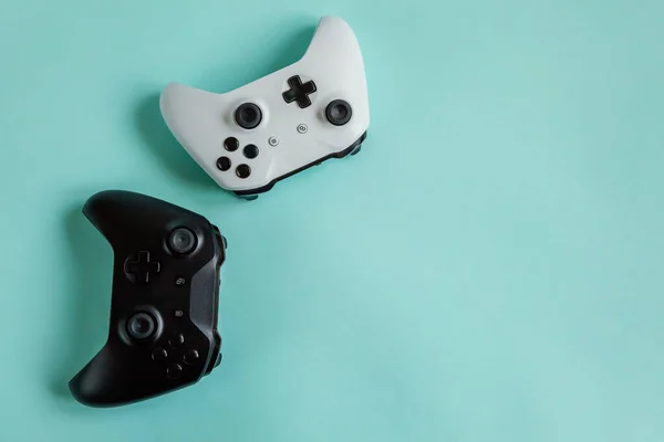 Putih Dan Hitam Dua Joystick Gamepad Konsol Permainan Terisolasi Pastel — Stok Foto