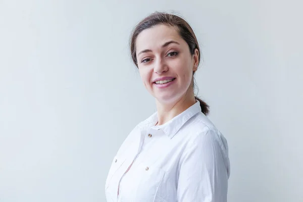 Menina Feliz Sorrindo Retrato Beleza Jovem Feliz Positivo Rindo Morena — Fotografia de Stock