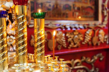 Ortodoks Kilisesi. Hıristiyanlık. Paskalya arifesinde veya Noel 'de geleneksel Ortodoks Kilisesi' nde mum ve ikon yakarak şenlikli iç dekorasyon. Din inancı dua sembolü