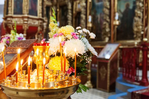 东正教会 基督教 复活节前夕或圣诞节 在传统东正教教堂里 用燃烧的蜡烛和图标装饰节日的室内装饰 宗教信仰祈祷的象征 — 图库照片
