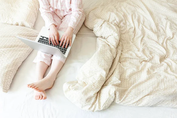 Ufficio Mobile Casa Giovane Donna Pigiama Seduta Sul Letto Casa — Foto Stock