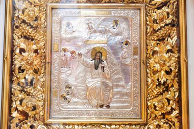 Ortodoks Kilisesi. Hıristiyanlık. Paskalya arifesinde ya da Noel 'de geleneksel Ortodoks Kilisesi' nde ikonla iç dekorasyon. Din inancı dua sembolü