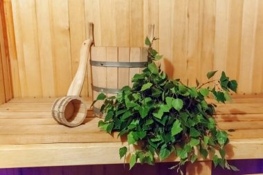 İç detayları Geleneksel sauna aksesuarları havzası huş süpürgekepçe ile Fin sauna buhar odası. Geleneksel eski Rus hamamı Spa Concept. Kır köyü banyo konseptini rahatlatın