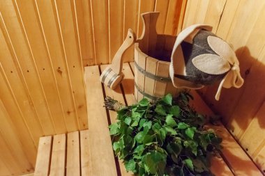 İç detayları Geleneksel sauna aksesuarları havzası huş süpürgekepçe keçe şapka ile Fin sauna buhar odası. Geleneksel eski Rus hamamı Spa Concept. Kır köyü banyo konseptini rahatlatın