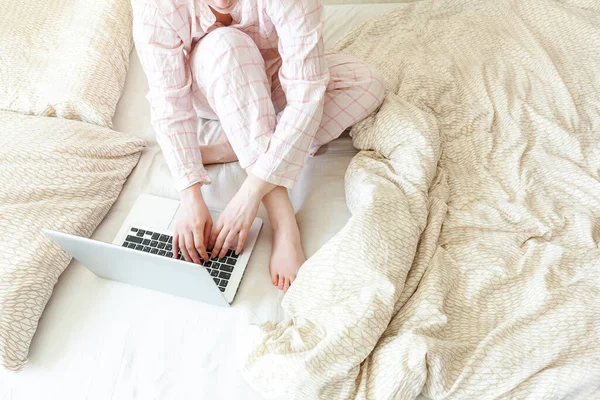 Ufficio Mobile Casa Giovane Donna Pigiama Seduta Sul Letto Casa — Foto Stock