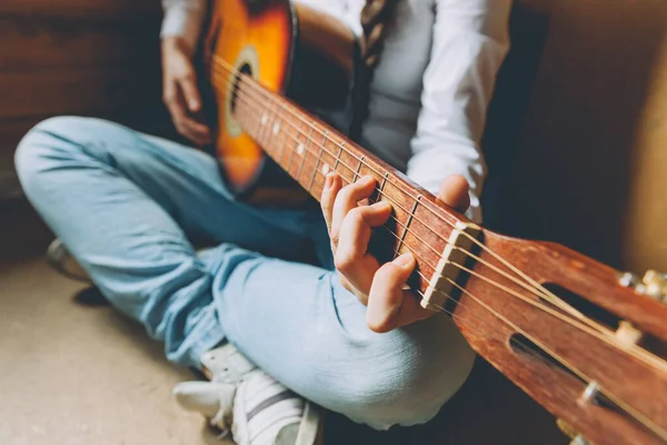 Quédese Casa Mujer Joven Sentada Casa Tocando Guitarra Las Manos —  Fotos de Stock