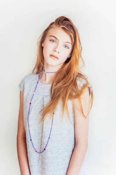 Μια Όμορφη Έφηβη Πορτρέτο Νεαρή Κοπέλα Γκρι Φόρεμα Φόντο Λευκό — Φωτογραφία Αρχείου