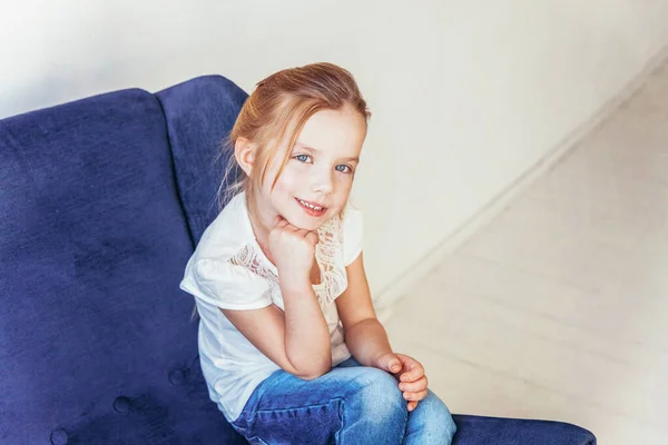 Quédese Casa Dulce Niña Jeans Camiseta Blanca Sentada Silla Azul — Foto de Stock