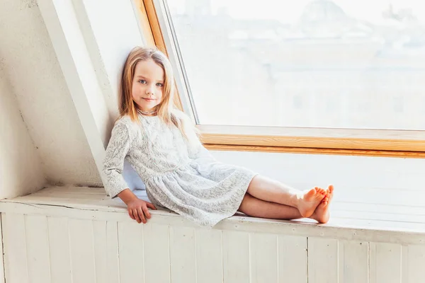Fica Casa Segurança Pequena Menina Sorridente Doce Bonito Vestido Branco — Fotografia de Stock