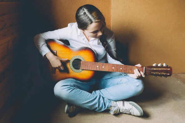 Fica Casa Segurança Jovem Mulher Sentada Quarto Chão Tocando Guitarra — Fotografia de Stock