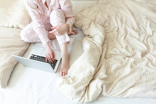 Ufficio Mobile Casa Giovane Donna Pigiama Seduta Sul Letto Casa — Foto Stock