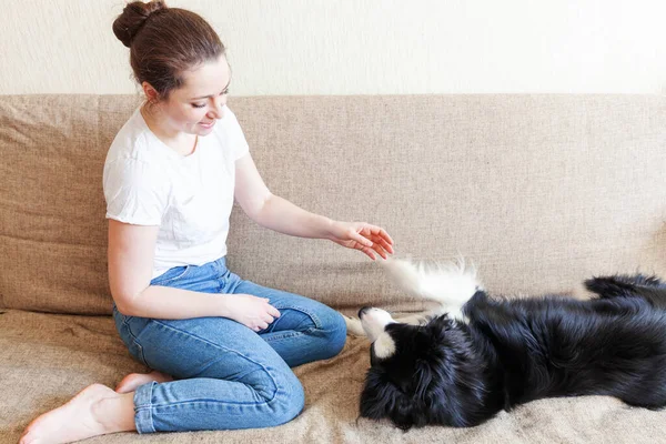 Blijf Veilig Thuis Lachende Jonge Aantrekkelijke Vrouw Spelen Met Schattige — Stockfoto