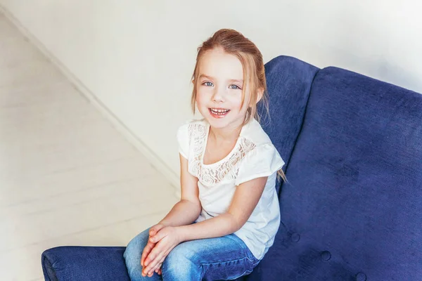 Quédese Casa Dulce Niña Jeans Camiseta Blanca Sentada Silla Azul — Foto de Stock