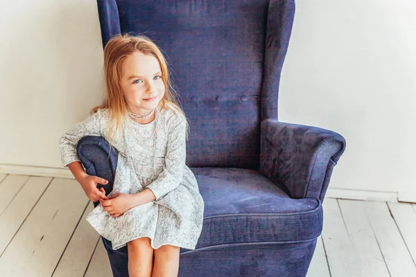 Fica Casa Segurança Menina Doce Vestido Branco Sentado Cadeira Azul — Fotografia de Stock