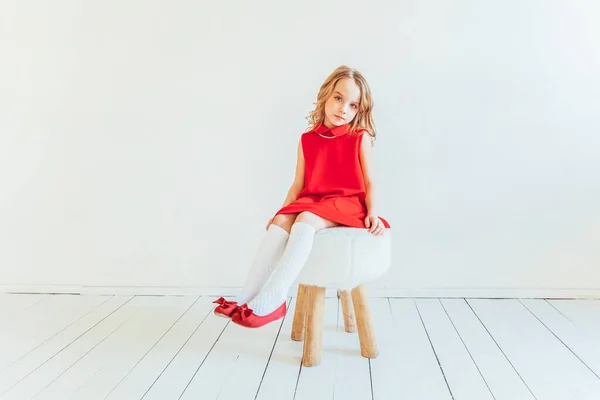Fica Casa Segurança Menina Doce Vestido Vermelho Sentado Cadeira Contra — Fotografia de Stock