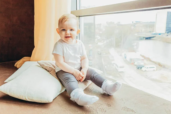 Quédese Casa Pequeña Niña Bebé Dulce Lindo Sentado Cerca Ventana —  Fotos de Stock