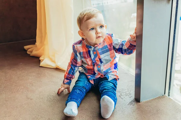 Quédese Casa Pequeña Niña Bebé Dulce Lindo Sentado Cerca Ventana — Foto de Stock