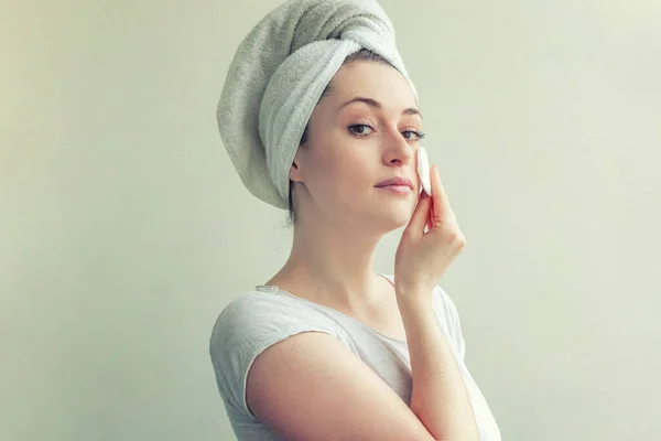 用白色背景隔离的棉垫做了一个面带微笑的女人 头戴毛巾 有着柔软健康的皮肤去除的美丽肖像 Skincare Cleansing Spa Relax Concept — 图库照片