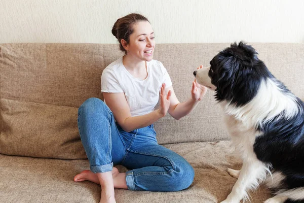 Blijf Veilig Thuis Lachende Jonge Aantrekkelijke Vrouw Spelen Met Schattige — Stockfoto