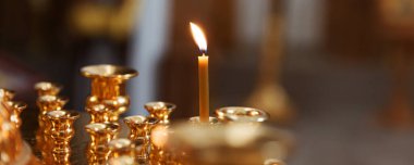 Ortodoks Kilisesi. Hıristiyanlık. Paskalya arifesinde veya Noel 'de geleneksel Ortodoks Kilisesi' nde mum ve ikon yakarak şenlikli iç dekorasyon. Din inancı dua sembolü
