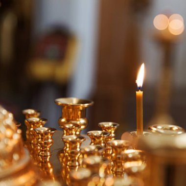 Ortodoks Kilisesi. Hıristiyanlık. Paskalya arifesinde veya Noel 'de geleneksel Ortodoks Kilisesi' nde mum ve ikon yakarak şenlikli iç dekorasyon. Din inancı dua sembolü