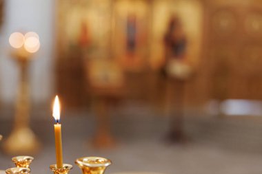 Ortodoks Kilisesi. Hıristiyanlık. Paskalya arifesinde veya Noel 'de geleneksel Ortodoks Kilisesi' nde mum ve ikon yakarak şenlikli iç dekorasyon. Din inancı dua sembolü