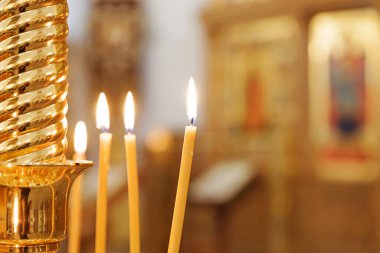 Ortodoks Kilisesi. Hıristiyanlık. Paskalya arifesinde veya Noel 'de geleneksel Ortodoks Kilisesi' nde mum ve ikon yakarak şenlikli iç dekorasyon. Din inancı dua sembolü