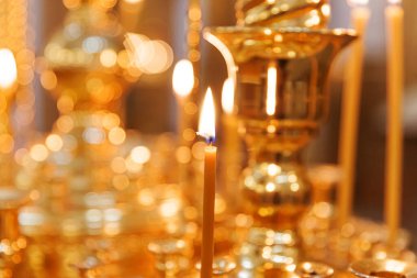 Ortodoks Kilisesi. Hıristiyanlık. Paskalya arifesinde veya Noel 'de geleneksel Ortodoks Kilisesi' nde mum ve ikon yakarak şenlikli iç dekorasyon. Din inancı dua sembolü