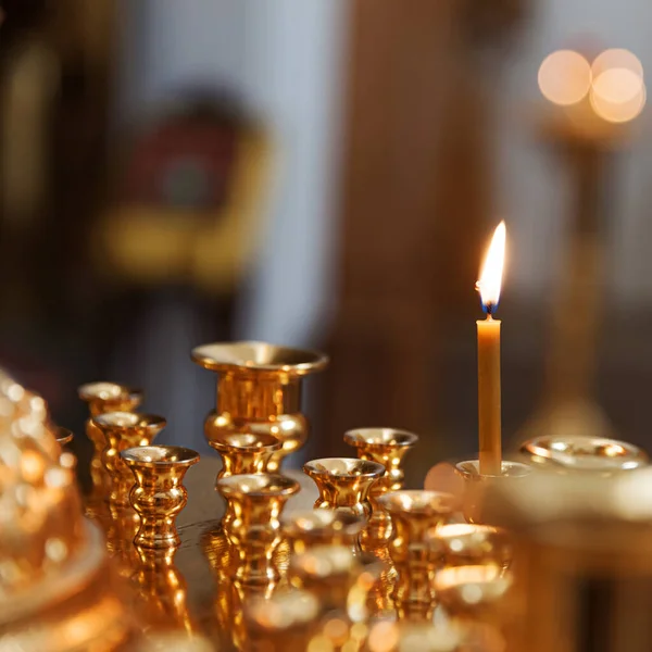 Orthodoxe Kerk Christendom Feestelijke Interieurdecoratie Met Brandende Kaarsen Icoon Traditionele — Stockfoto