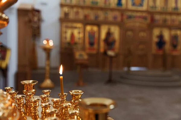 Iglesia Ortodoxa Cristianismo Decoración Interior Festiva Con Velas Encendidas Icono — Foto de Stock