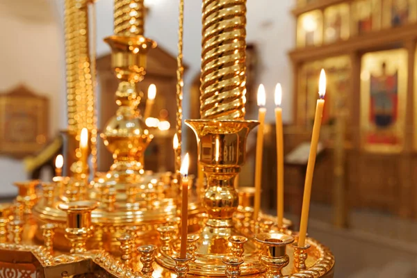 Orthodoxe Kerk Christendom Feestelijke Interieurdecoratie Met Brandende Kaarsen Icoon Traditionele — Stockfoto