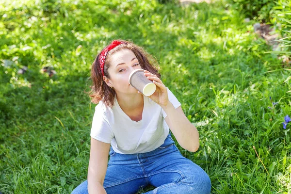 Gelukkig Meisje Glimlachend Buiten Lunchpauze Mooie Jonge Brunete Vrouw Met — Stockfoto