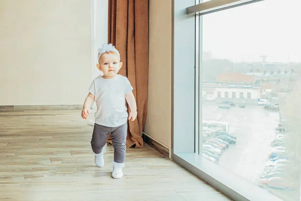 Quédese Casa Pequeña Niña Bebé Dulce Lindo Que Queda Cerca —  Fotos de Stock