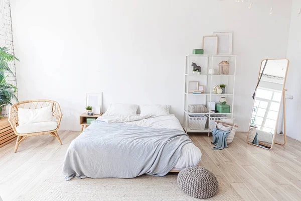 Elegante Loft Dormitorio Interior Amplio Apartamento Diseño Con Paredes Luz —  Fotos de Stock